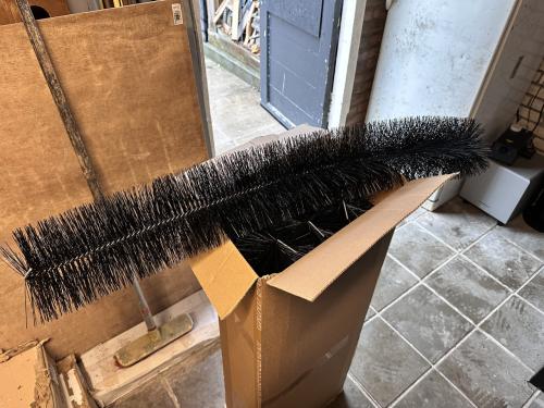 Vogel of blad borstels voor zonnepanelen of dakgoot