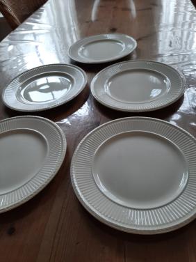 WEDGWOOD EDME - 5 ONTBIJT BORDJES  & 1 DINERBORD