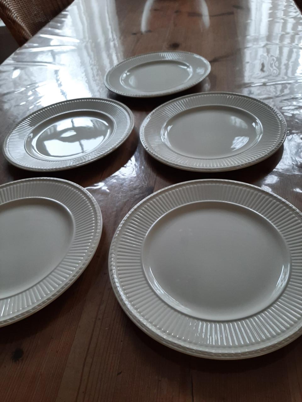 WEDGWOOD EDME - 5 ONTBIJT BORDJES  & 1 DINERBORD