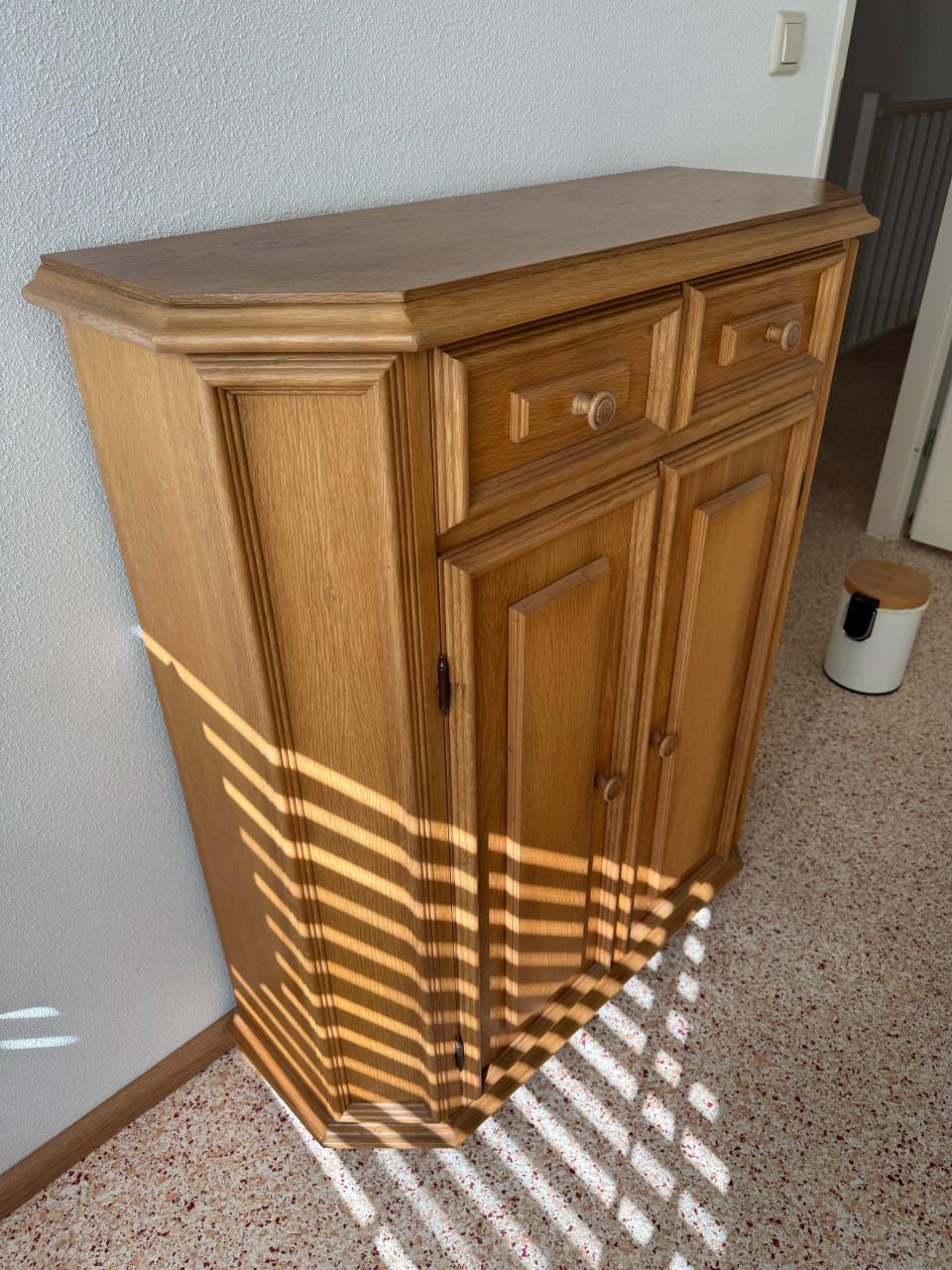 Prachtig gepatineerd licht eiken schoenenkastje