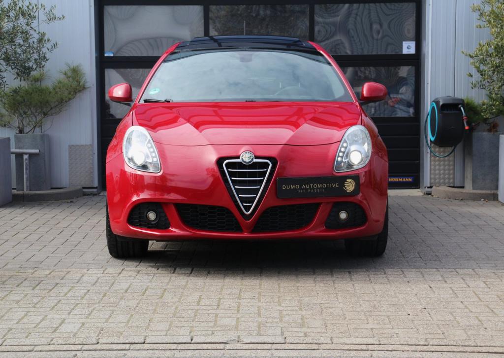 Alfa Romeo Giulietta 1.4 turbo turismo -170 pk - trekhaak - panoramadak - p