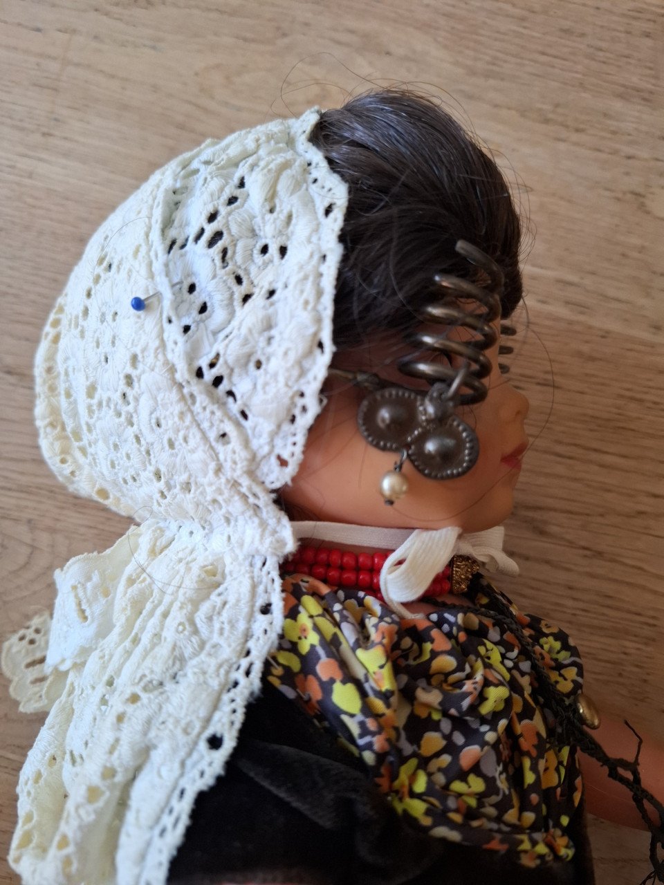 Pop in klederdracht, 42cm hoog. Voor de liefhebber!