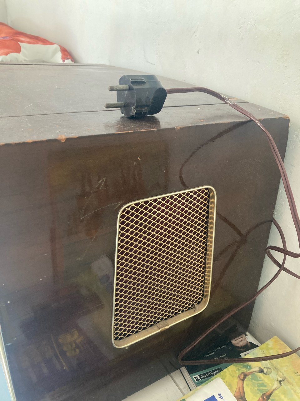Oude radio met platenspeler - heerlijk warm geluid