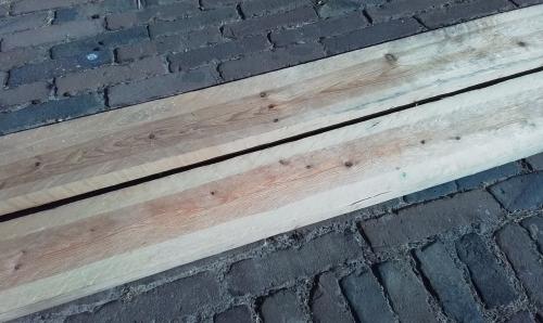 Ruw houten balken.