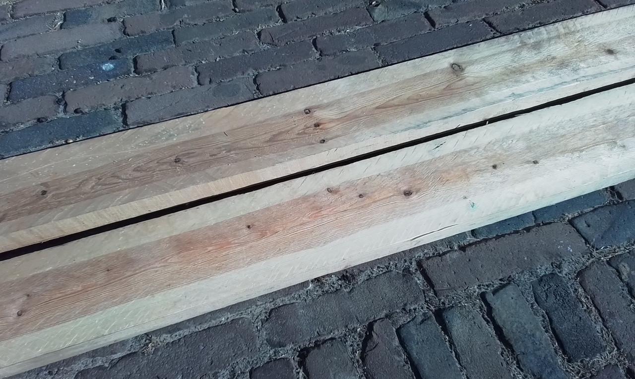 Ruw houten balken.