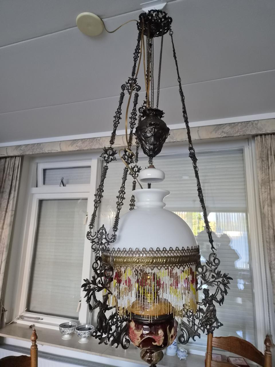 Oude olielamp met elektrische lamp
