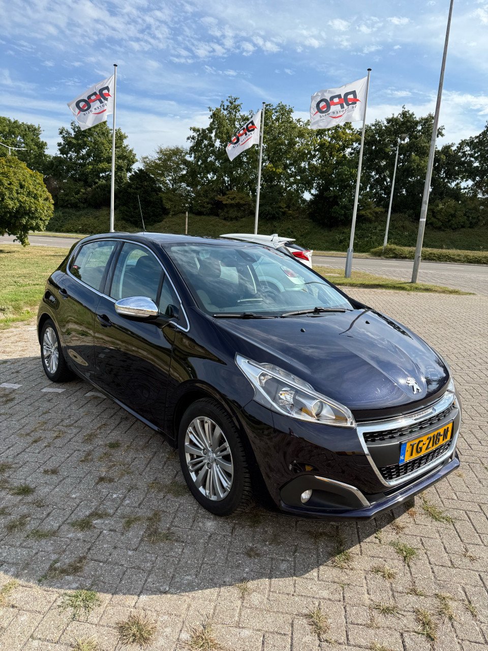 Peugeot 208 - 1.2 pure tech blue lease executive
