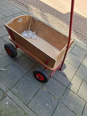 Bolderkar van hout met luchtbanden en demonteerbaar