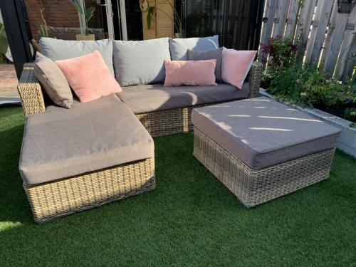 Rieten loungeset, met kussens en tafel.