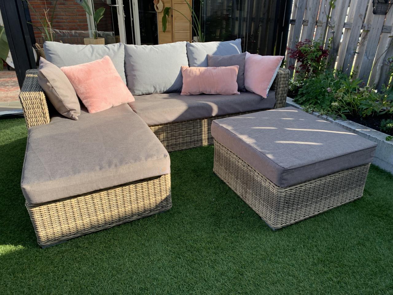 Rieten loungeset, met kussens en tafel.