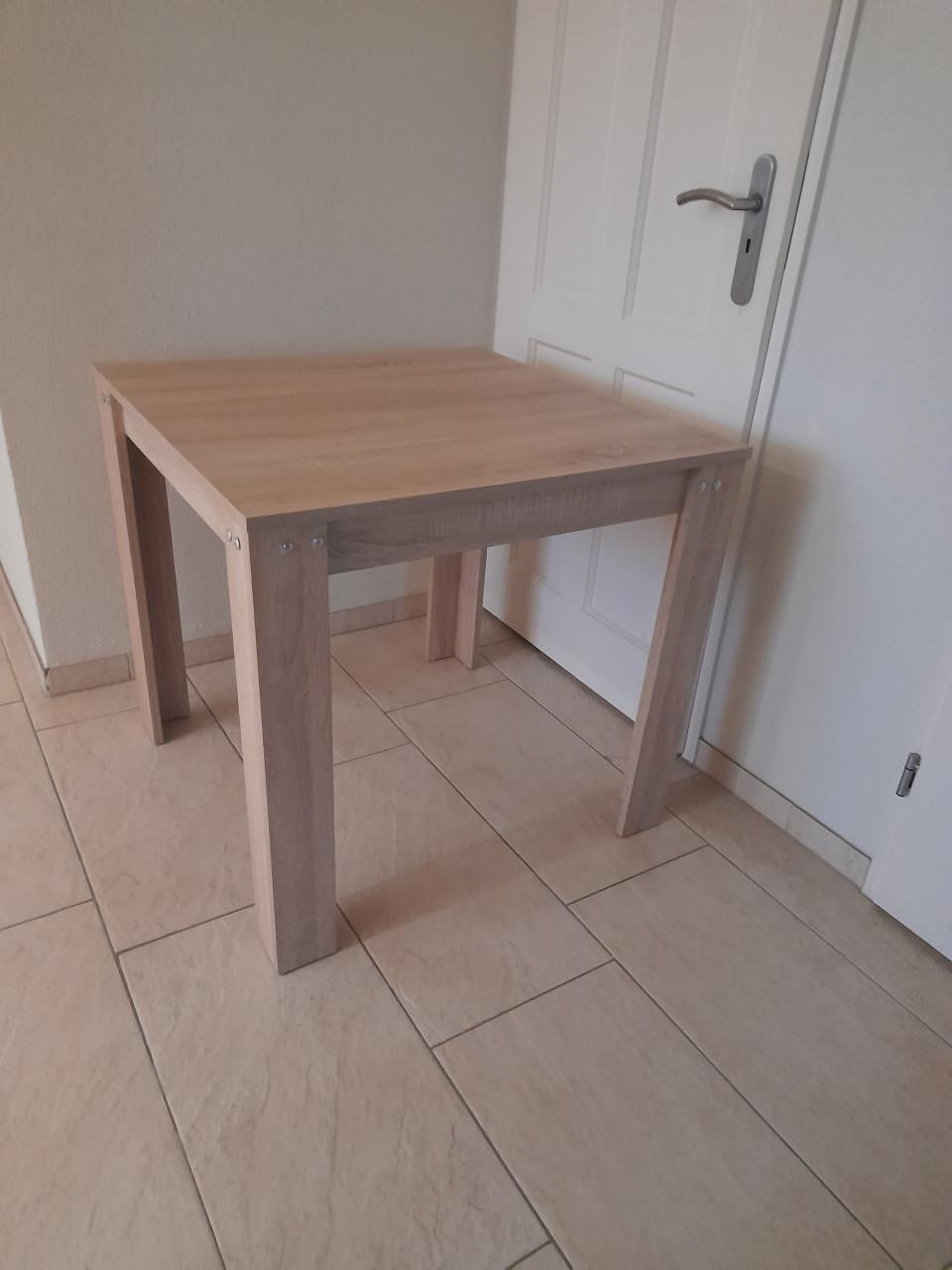 Mooie tafel 80 x 80 x 75H (in goede nette staat )