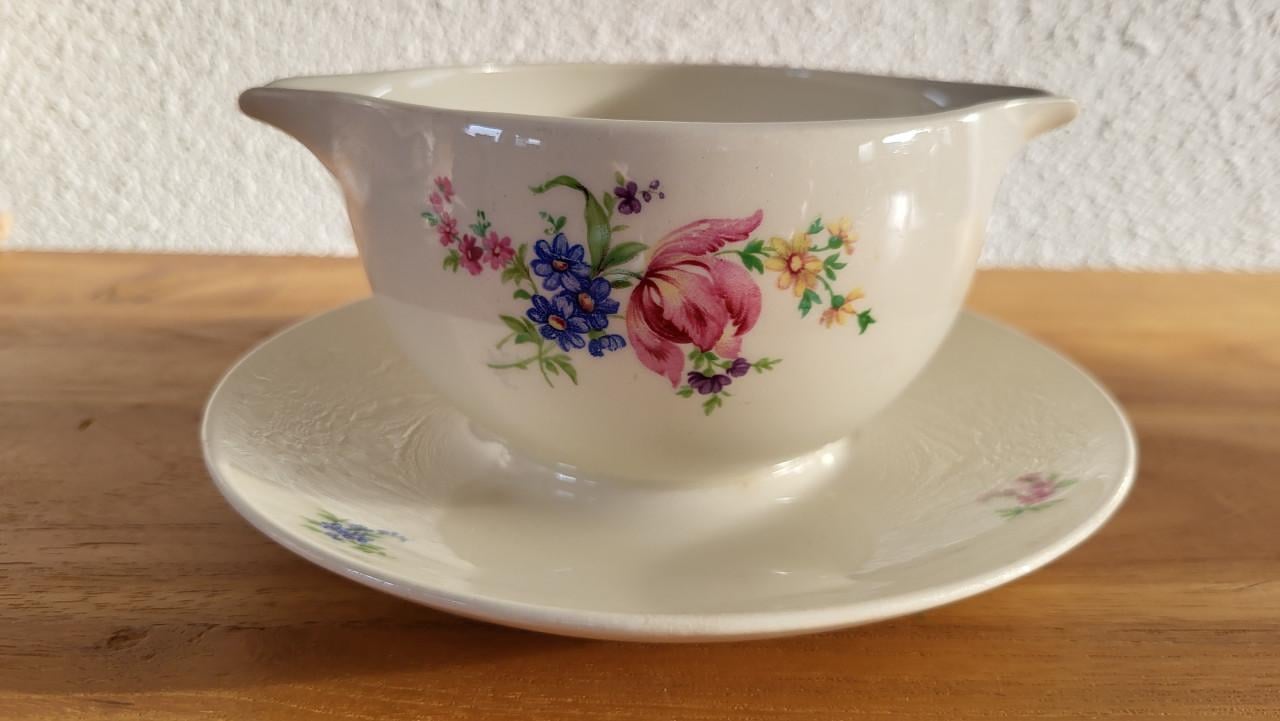 P. Regout Maastricht sauskom met bloemendecor (Pioenroos)