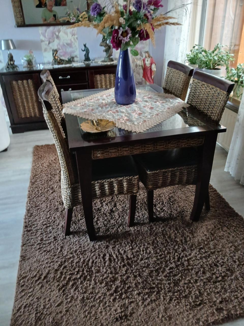 Meubels. Dressoir met spiegel,  Eethoek met 4 stoelen. Theekastje