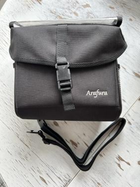 Arafura stuurtas voor op de fiets.