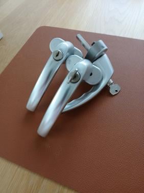 3 stuks draai/kiep raam beslag met sleutel.