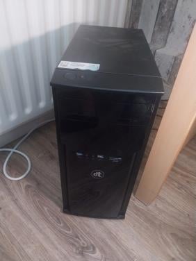 Te koop pc zonder toebehoren in goede staat.