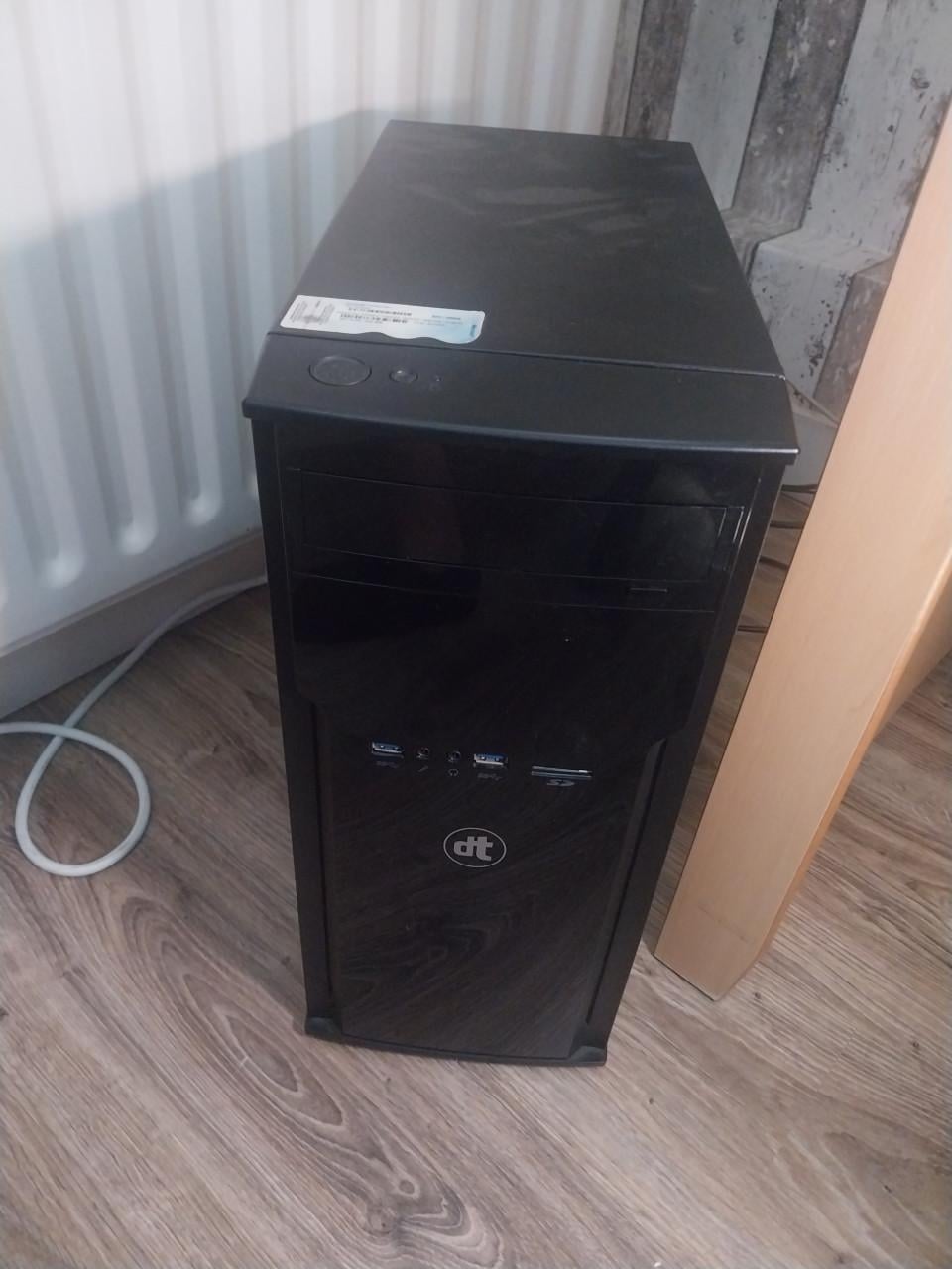 Te koop pc zonder toebehoren in goede staat.