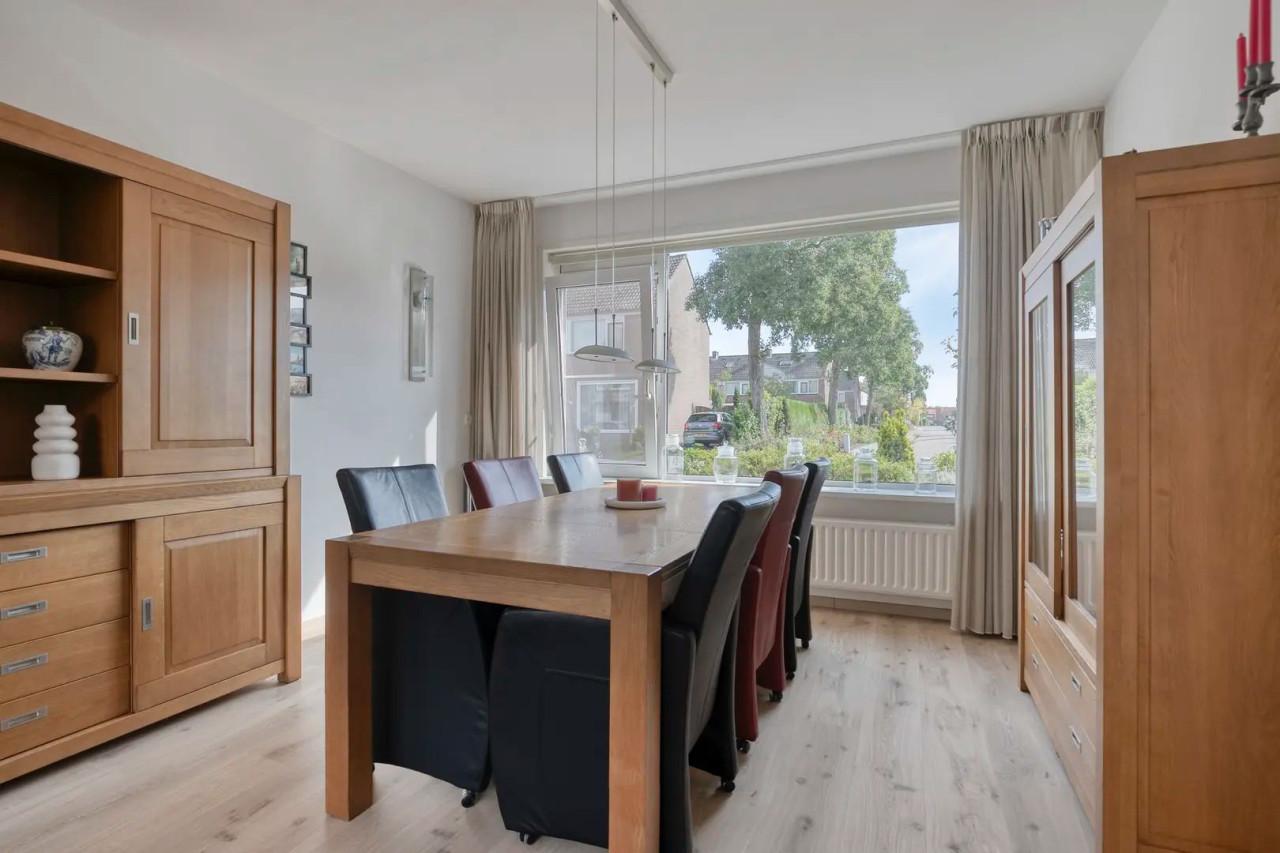 Inboedel: bank salontafel tv-meubel kast vitrinekast eettafel en stoelen