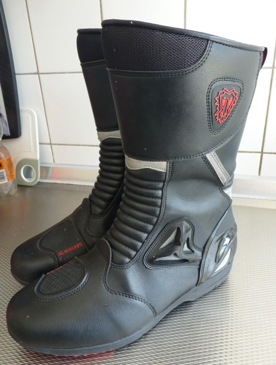 Nagenoeg nieuwe motorlaarzen maat 45 JG.Wolves en Leren motorbroeken.