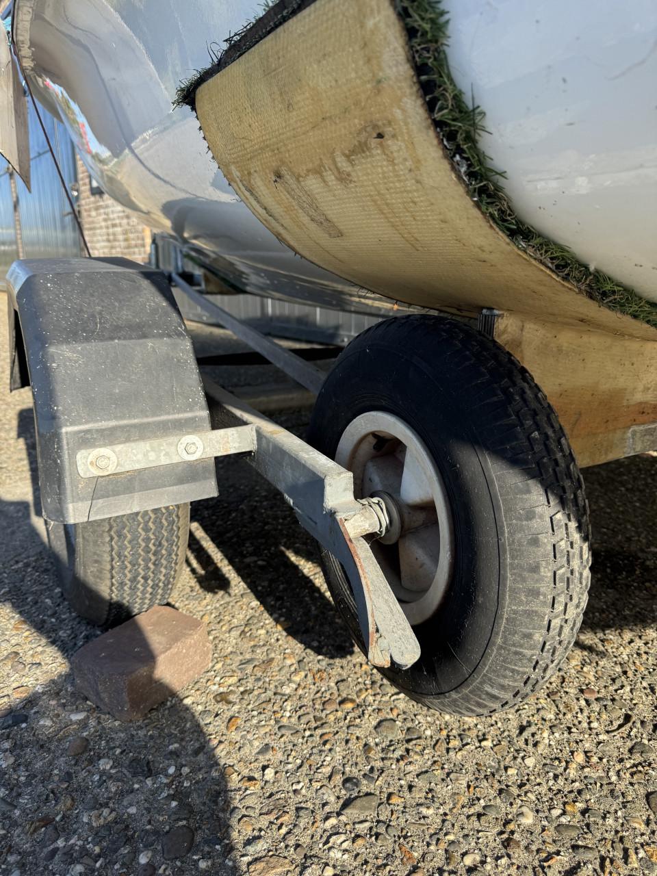 Zeilboot met trailer/strand trailer