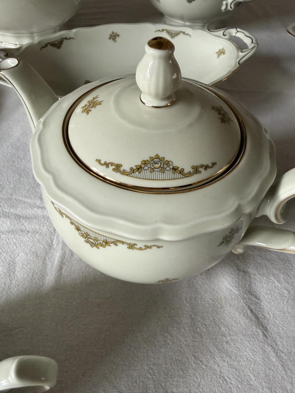 Diverse schalen en borden, theepot e.d.