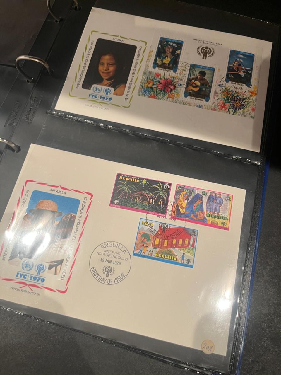 Album met enveloppen 'Jaar van het kind 1979'