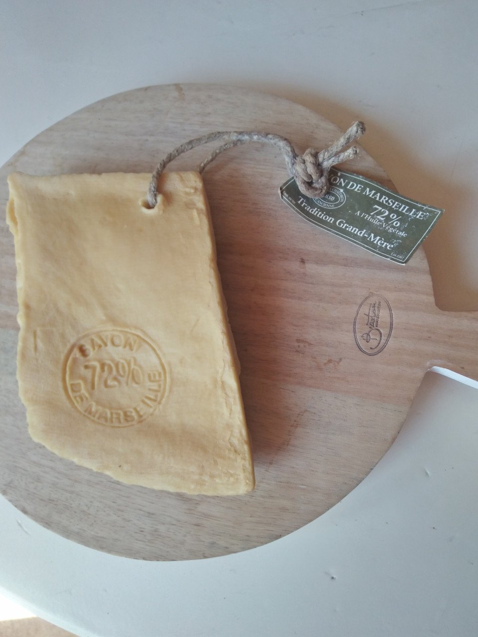 Decoratieve kaasplank met zeep uit Marseille