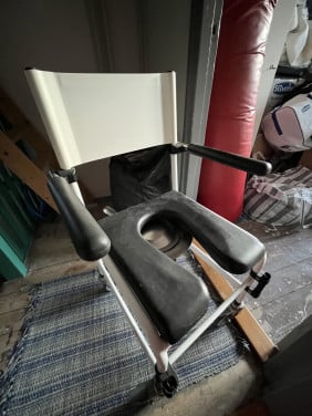 Verrijdbare Toilet/Douche-stoel met ongebruikte pot