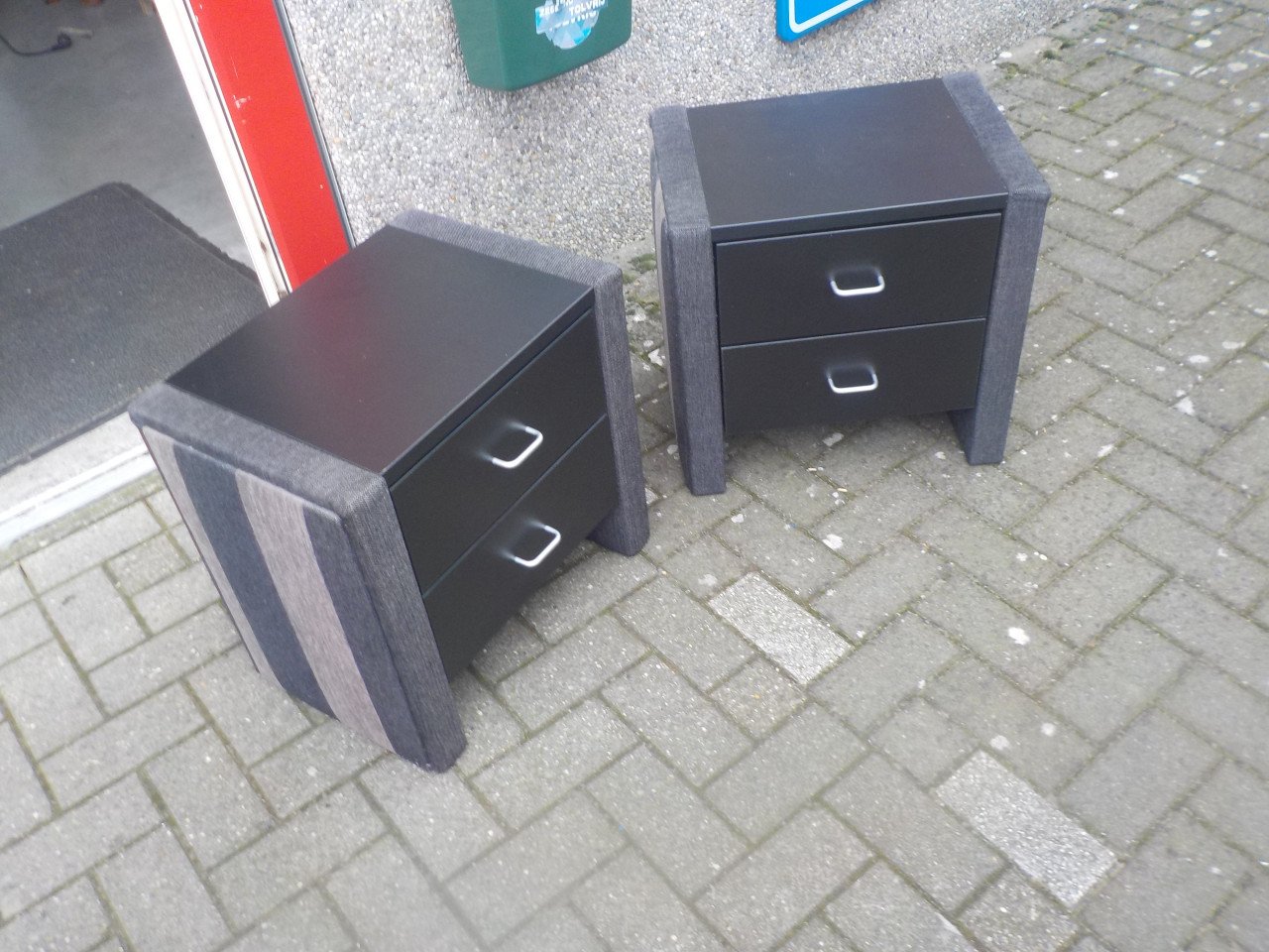 2 elektrische boxsprings met hoog hoofdeind en 2 nachtkastjes in nieuwstaat