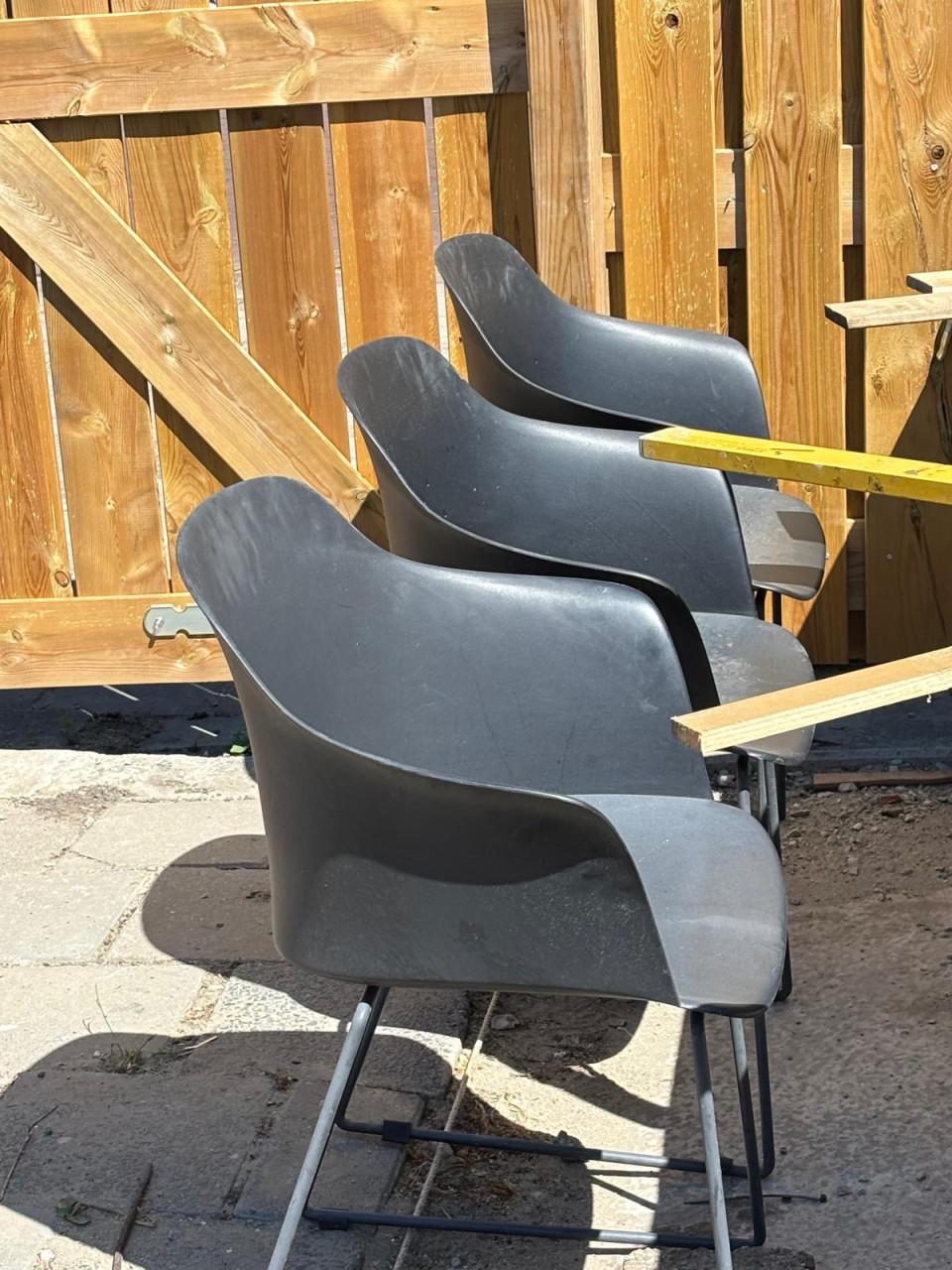 Drie kuipstoelen voor buiten