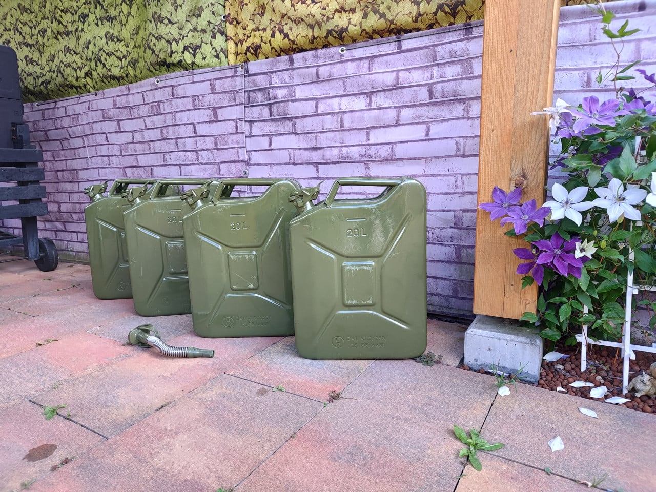 4 jerrycans un gekeurd
