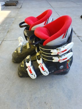 Skieschoenen en stokken