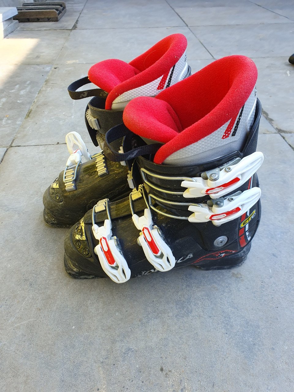 Skieschoenen en stokken