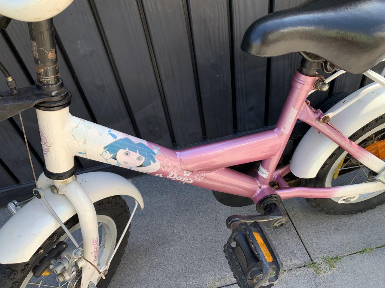 Leuke roze/witte kinderfiets van 12 inch