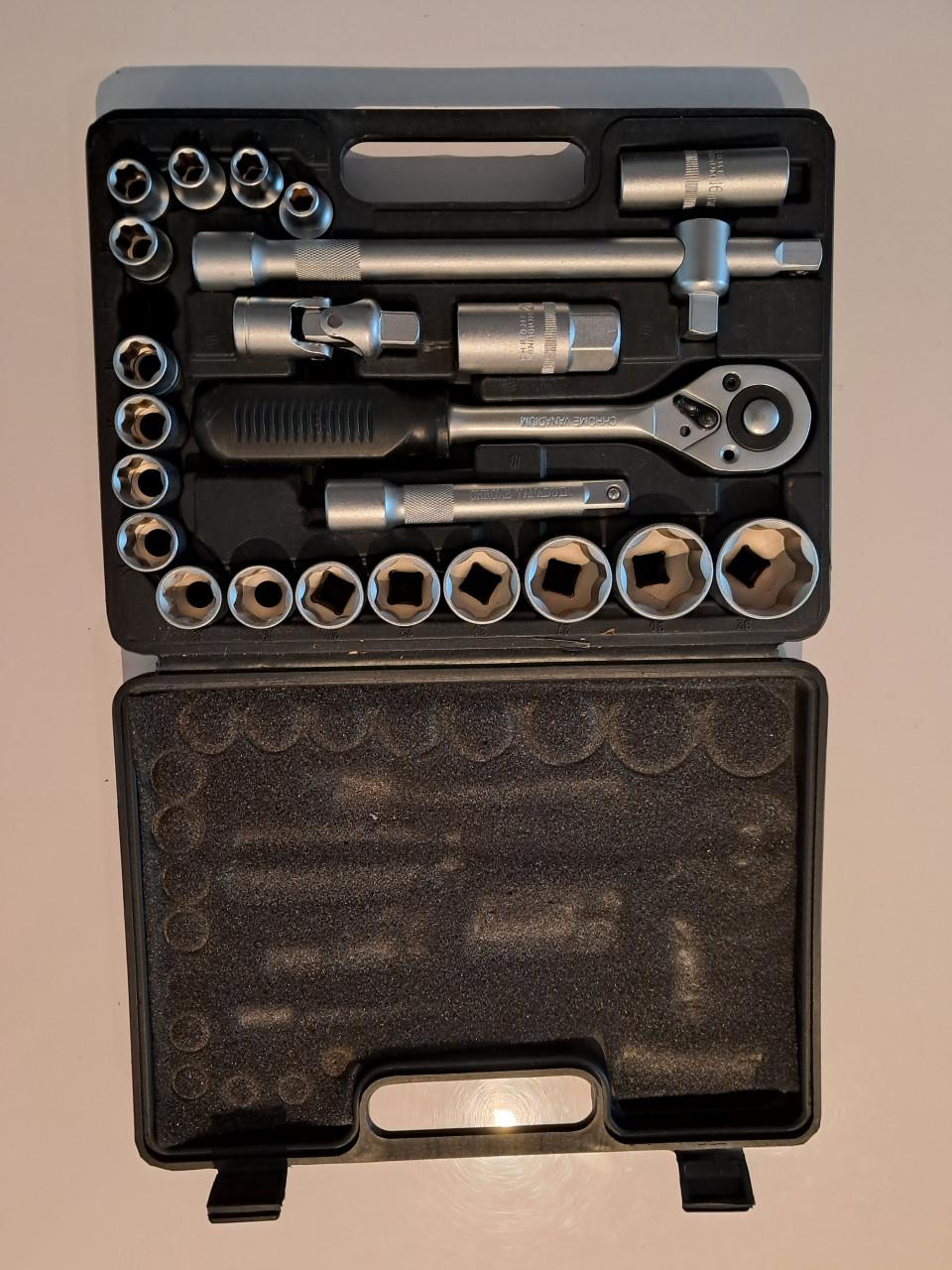 Momentsleutel en doppenset te koop