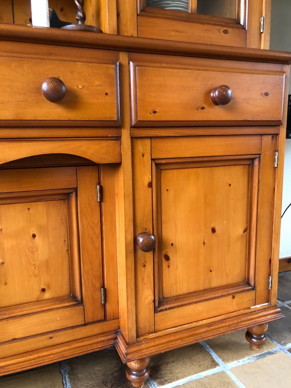 Houten buffetkast met glasdeuren.