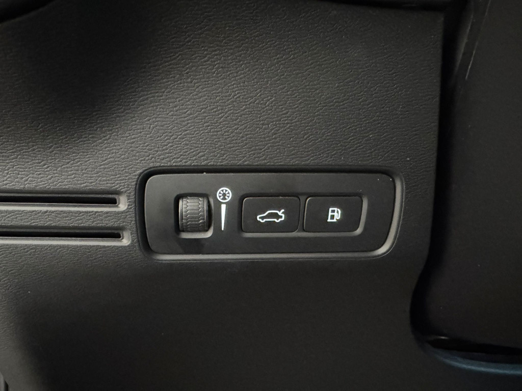 Volvo XC40 1.5 t4 recharge r-design black edition