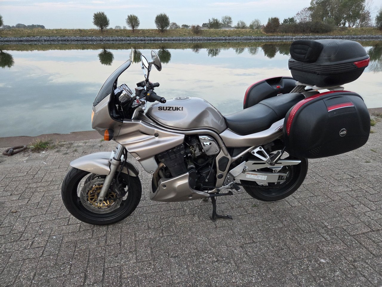 Suzuki GSF1200N (bandit) met volle kuip en 3 delig kofferset (weinig km's)