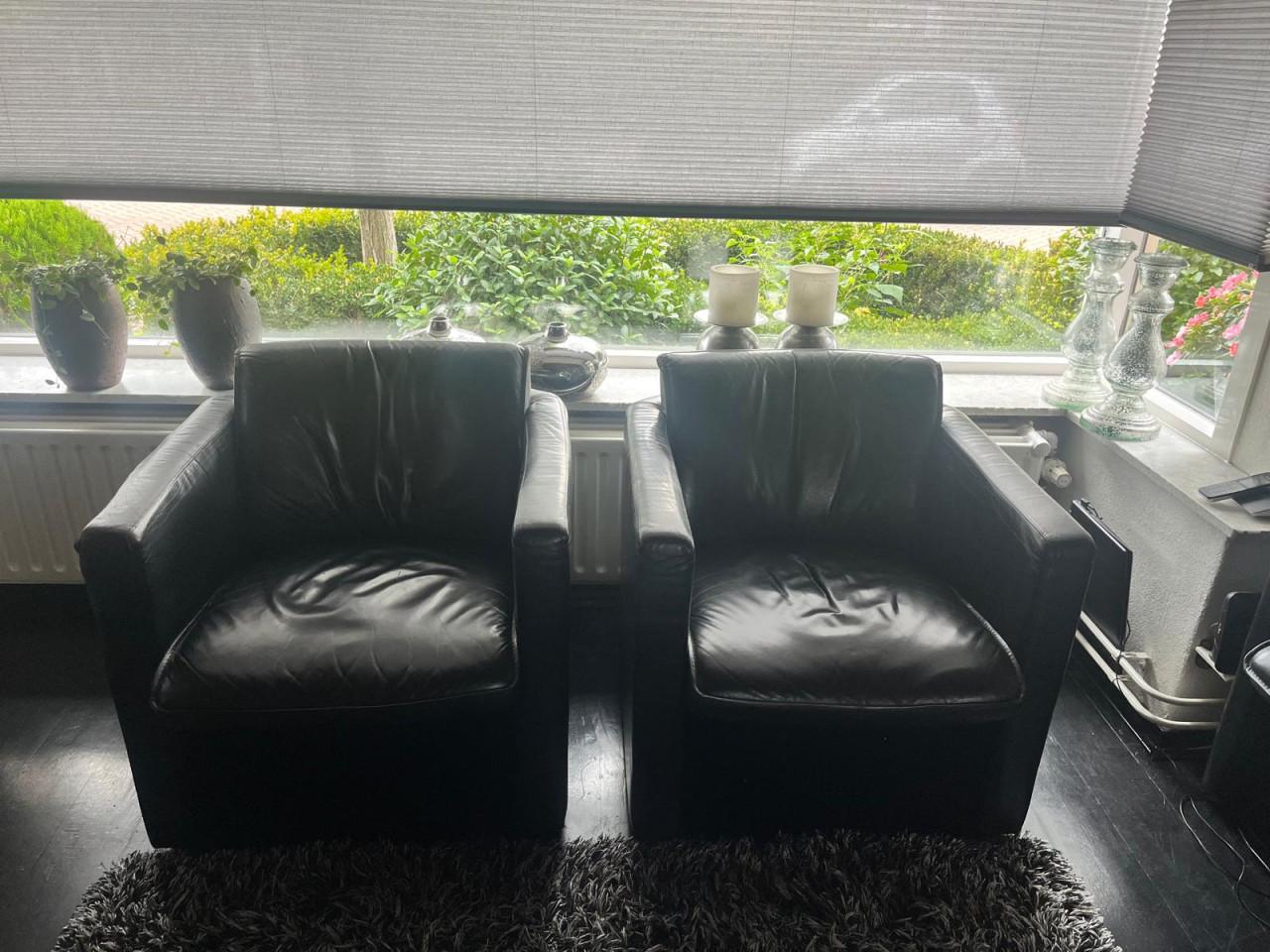 Complete inrichting (Leolux bank en 2x Leolux fauteuil, tafel en 4xstoelen)