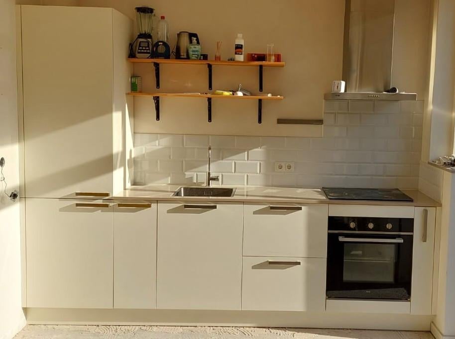 Moderne witte keuken 2,95 m met natuurstenen blad (2023)