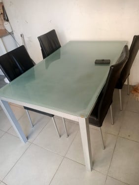 Tafel met 4 stoelen