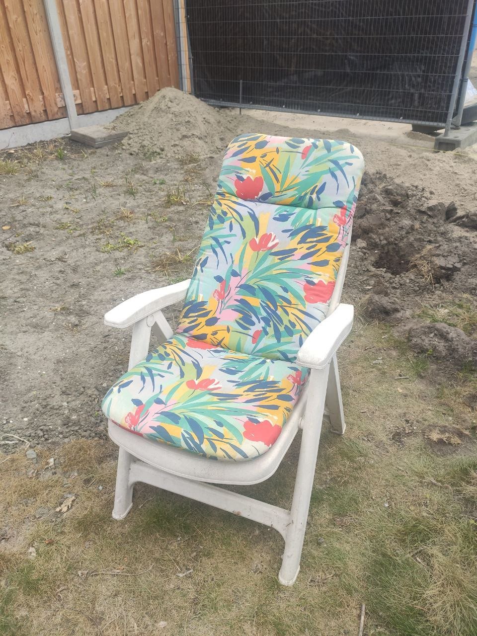 Vier meerstanden kunstof tuinstoelen