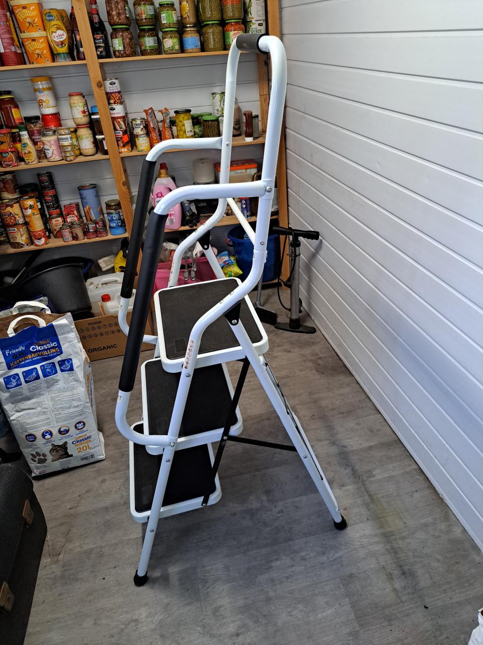 WITTE 3 TREEDS OPVOUWBARE ORIGINELE THUISZORG HUISHOUD TRAP MET HANDVATEN