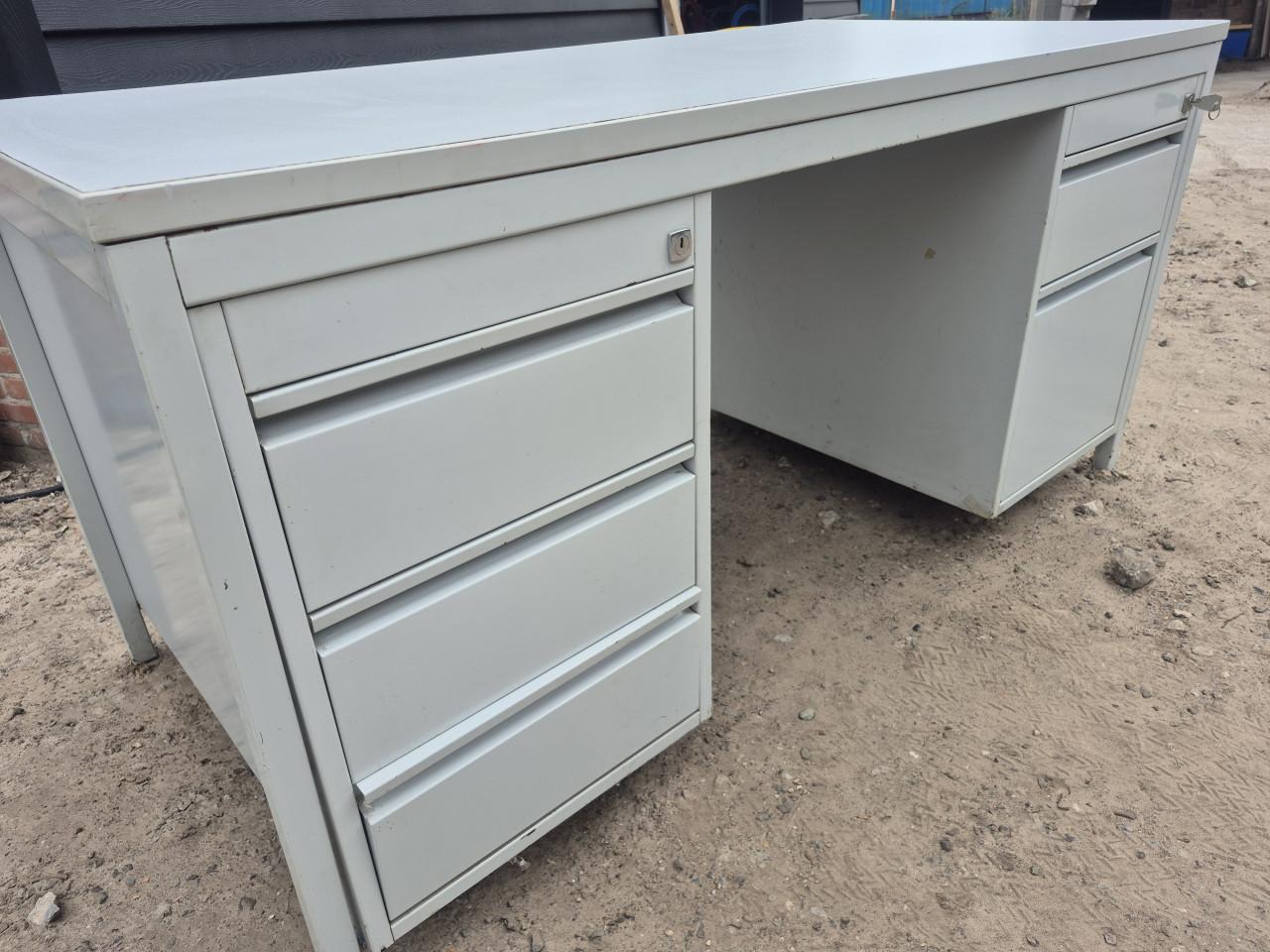 Bureau van ijzer