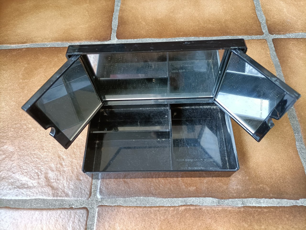 Klein sieraden doosje met spiegeltjes binnenzijde. Maten: 15,5 x 9 x 3,5cm