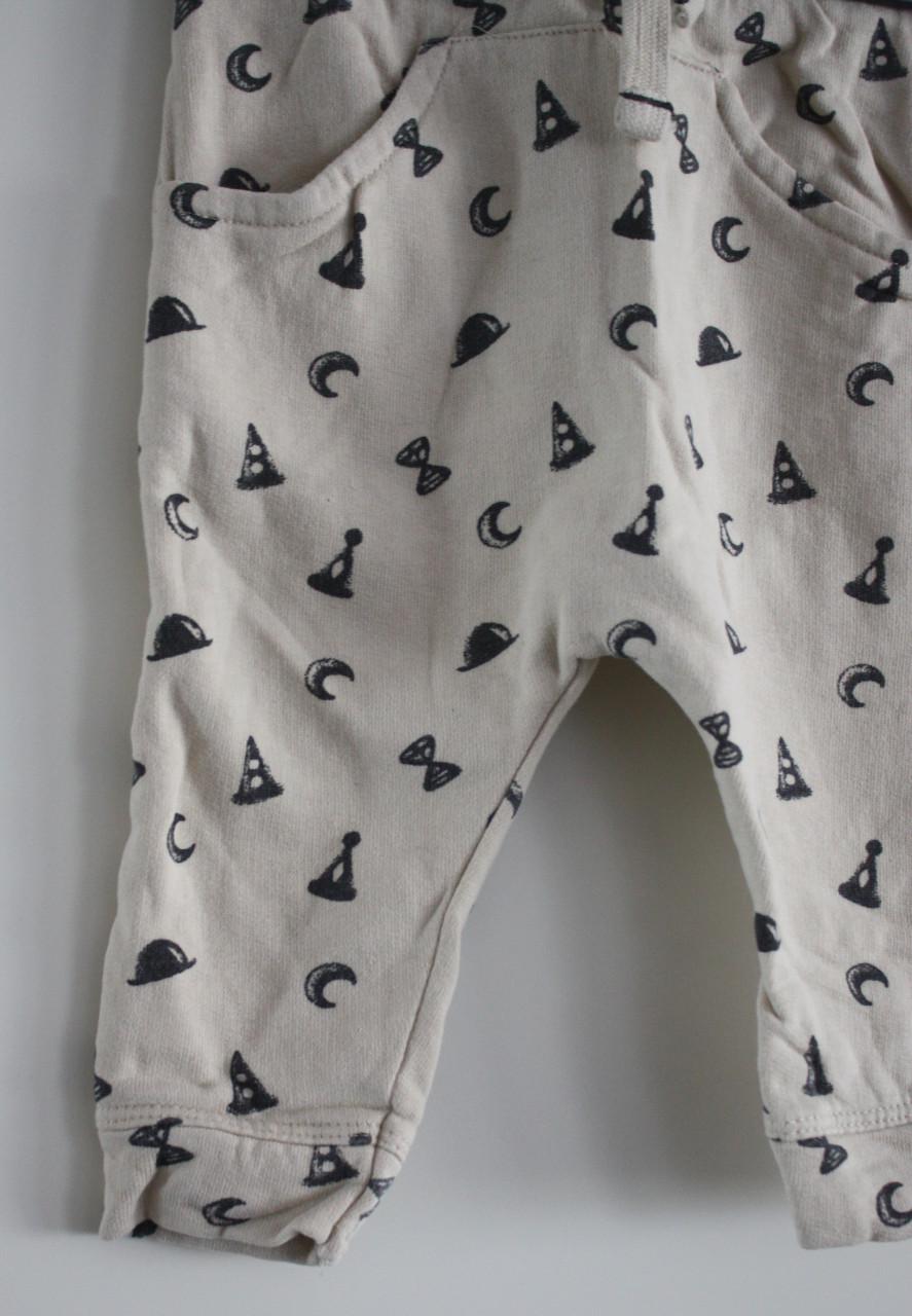 Creme met hoedjes print  broekje maat 74