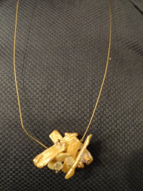Ketting met schelpenstukjes. Zeer apart van een ontwerpster. € Prijs € 6,00
