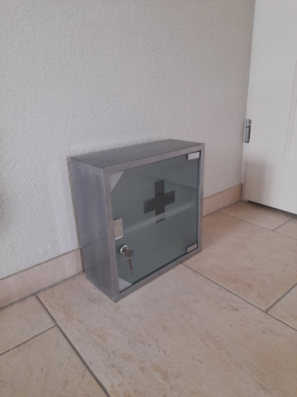 Medicijnkastje  30 x 30 x 12 cm (in goede staat )