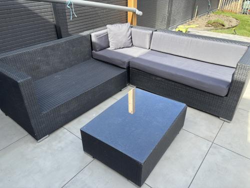 Loungeset met kussens, reservehoezen en bijbehorend tafeltje