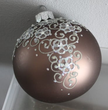 Glazen kerstbal paars bruin met zilver glitter print